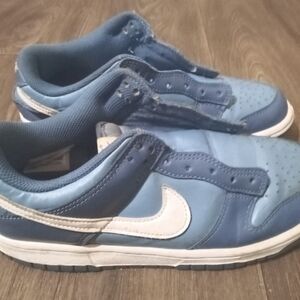 Blue nikes they are size 6.